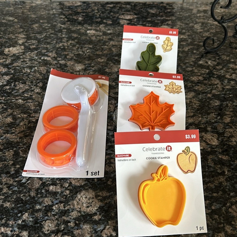 CELEBRATE IT ROLLING EMBOSSER & CUTTER AND 3 COOKIE STAMPERS NWT